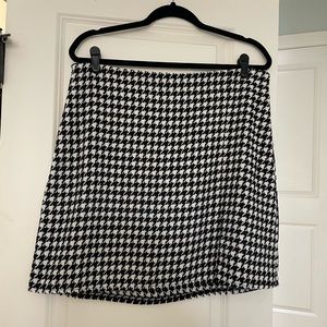 NEVER WORN Old Navy Houndstooth Skirt - High Rise Mini Skirt